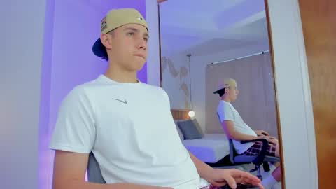 Snapshot of theohawke_ chatting on December 16, 12:27 pm THEO- MATEO online show from December 16, 12:27 pm