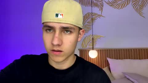 Snapshot of theohawke_ chatting on December 28, 4:30 pm THEO- MATEO online show from December 28, 4:30 pm