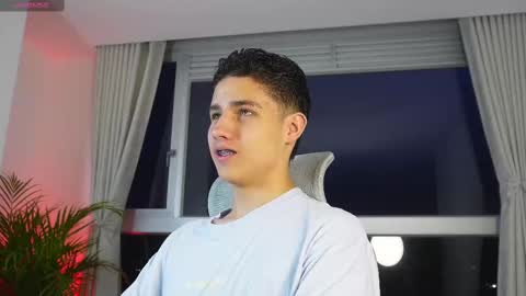 Snapshot of theohawke_ chatting on February 28, 11:23 pm THEO- MATEO online show from February 28, 11:23 pm