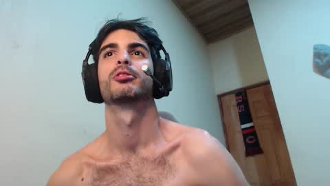 Snapshot of therazhanen chatting on December 4, 5:06 am Santiago Enrique online show from December 4, 5:06 am