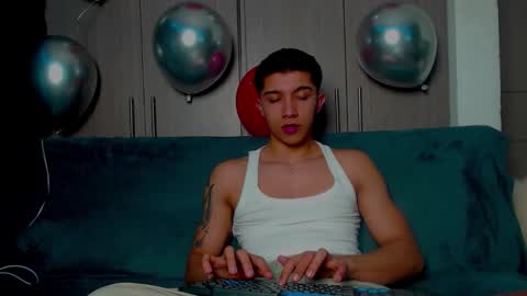 Snapshot of thesaint_xxx chatting on October 4, 7:17 am thesaint_xxx online show from October 4, 7:17 am