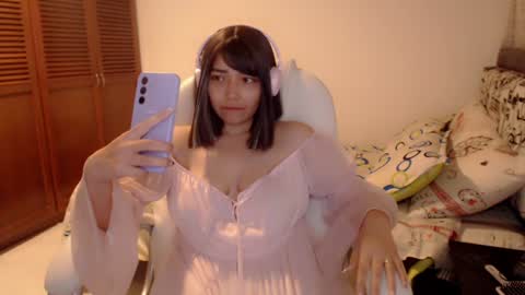 Snapshot of thetalkingbutt chatting on December 2, 3:15 am Mai online show from December 2, 3:15 am