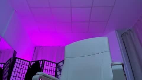 Snapshot of thewizardli chatting on February 2, 5:44 pm Liz online show from February 2, 5:44 pm