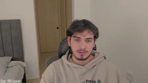 Snapshot of thiaan__ chatting on September 18, 12:34 am thiaan__ online show from September 18, 12:34 am