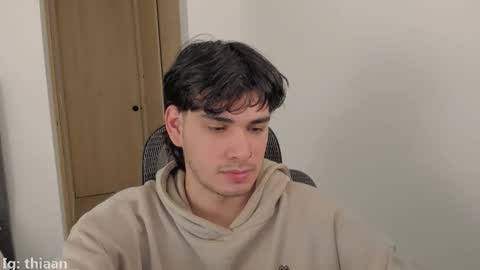 Snapshot of thiaan__ chatting on November 28, 10:56 pm thiaan__ online show from November 28, 10:56 pm