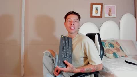 Thiago  online show from March 18, 7:17 pm