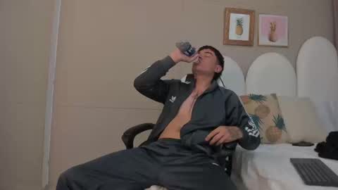 Thiago  online show from March 19, 8:24 pm