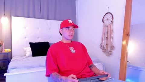 Thiago  online show from April 4, 12:13 pm