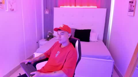 Thiago  online show from April 12, 1:27 pm