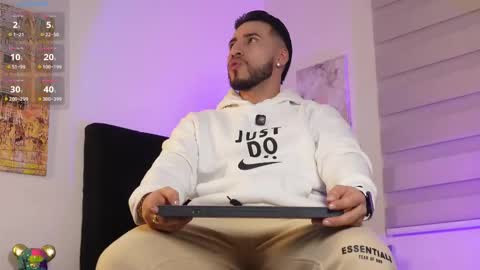 Snapshot of thiago_hill chatting on February 17, 12:29 am Thiago online show from February 17, 12:29 am