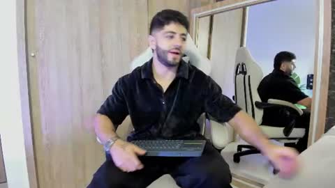 Snapshot of thiago_moretti chatting on July 12, 1:18 am THIAGO online show from July 12, 1:18 am