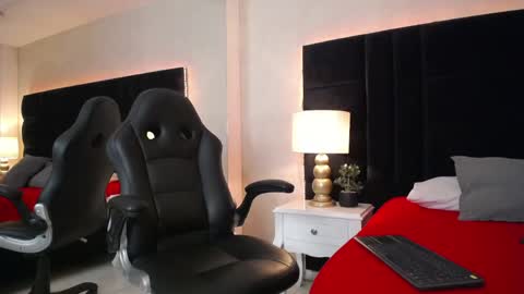 Snapshot of thiagoferrer_ chatting on May 21, 4:30 am T H I A G O online show from May 21, 4:30 am