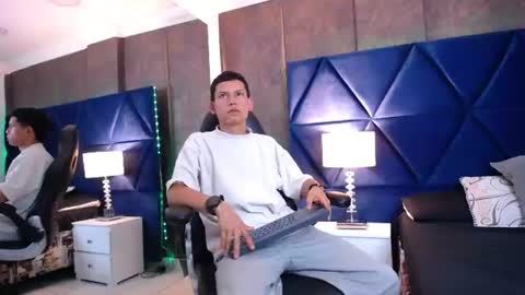 Snapshot of thiagoferrer_ chatting on June 30, 4:02 am T H I A G O online show from June 30, 4:02 am