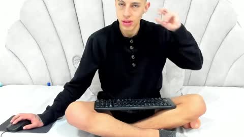 Thiago   online show from April 17, 1:47 pm