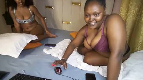 thick_n_flirty online show from April 15, 8:10 am