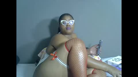 Snapshot of thickjuicyp04 chatting on October 6, 9:01 pm thickjuicyp04 online show from October 6, 9:01 pm