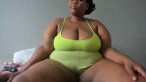 Snapshot of thickleeyanax chatting on December 4, 10:13 am thickleeyanax online show from December 4, 10:13 am