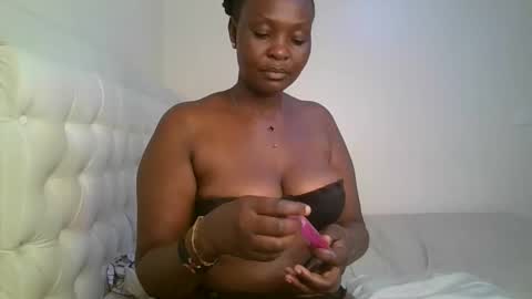 Snapshot of thicky_rue chatting on December 13, 7:53 pm Rue online show from December 13, 7:53 pm