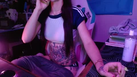 Snapshot of thighsnacks chatting on December 4, 9:46 pm snacks online show from December 4, 9:46 pm