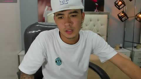 Snapshot of thiiago_collins chatting on May 17, 11:12 pm THIAGO COLLINS online show from May 17, 11:12 pm