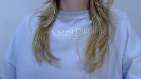 Snapshot of thin33 chatting on November 8, 2:34 am sara online show from November 8, 2:34 am