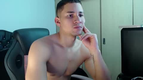 Snapshot of thin_tommy11 chatting on January 9, 2:22 am thin_tommy11 online show from January 9, 2:22 am