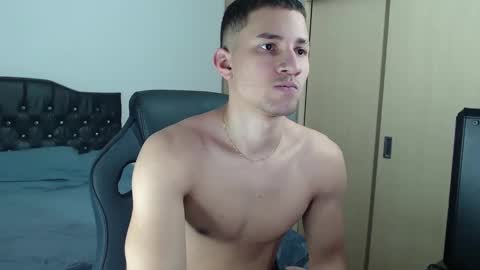 Snapshot of thin_tommy11 chatting on January 15, 11:08 pm thin_tommy11 online show from January 15, 11:08 pm