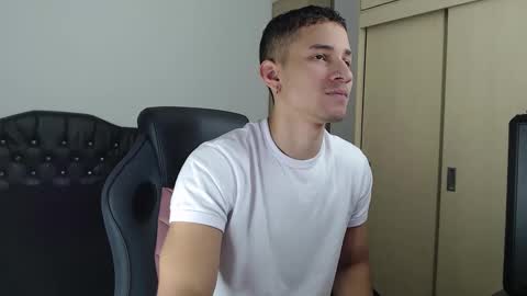 Snapshot of thin_tommy11 chatting on February 25, 10:29 pm thin_tommy11 online show from February 25, 10:29 pm