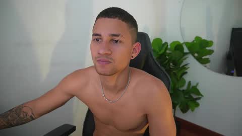 Snapshot of thin_tommy11 chatting on December 20, 8:49 pm thin_tommy11 online show from December 20, 8:49 pm