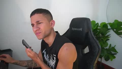 Snapshot of thin_tommy11 chatting on December 22, 7:22 pm thin_tommy11 online show from December 22, 7:22 pm