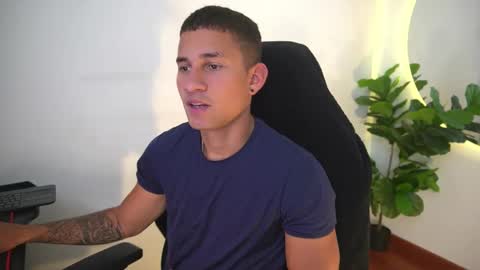 Snapshot of thin_tommy11 chatting on February 6, 8:01 pm thin_tommy11 online show from February 6, 8:01 pm