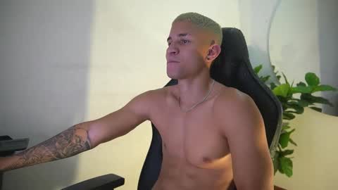 Snapshot of thin_tommy11 chatting on February 11, 10:04 pm thin_tommy11 online show from February 11, 10:04 pm