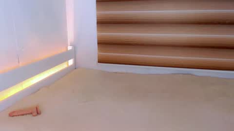 LAURA online show from April 9, 2:11 am