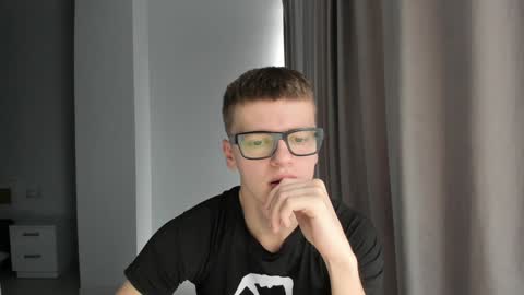 Snapshot of thomas_shelbivip chatting on December 2, 10:39 am Tomas online show from December 2, 10:39 am