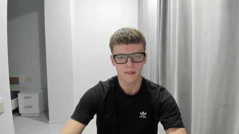 Snapshot of thomas_shelbivip chatting on December 12, 2:48 am Tomas online show from December 12, 2:48 am