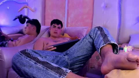 Thomas and Faon  online show from April 1, 4:24 am