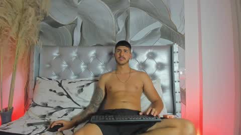 Snapshot of thomasblaze chatting on September 19, 7:14 pm thomas online show from September 19, 7:14 pm