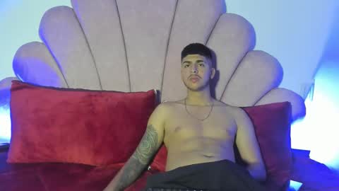 Snapshot of thomasblaze chatting on September 25, 10:08 am thomas online show from September 25, 10:08 am