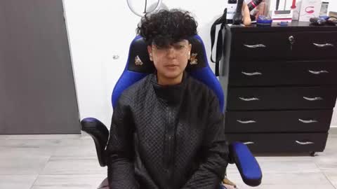 Snapshot of thomascooper_cams chatting on February 10, 12:19 am VALERIA online show from February 10, 12:19 am