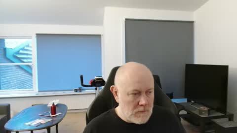 Snapshot of thomash32 chatting on October 24, 6:21 am thomash32 online show from October 24, 6:21 am