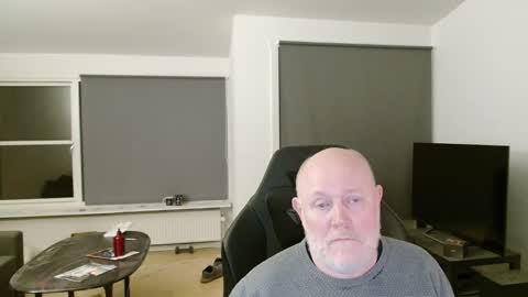 Snapshot of thomash32 chatting on October 24, 7:10 pm thomash32 online show from October 24, 7:10 pm