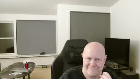 Snapshot of thomash32 chatting on November 2, 10:45 pm thomash32 online show from November 2, 10:45 pm