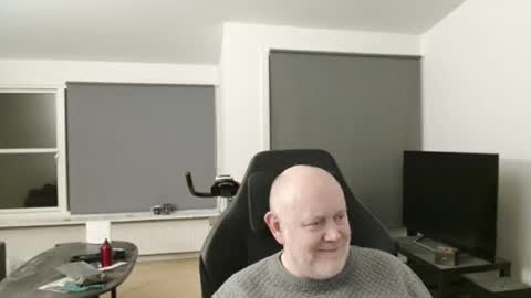 Snapshot of thomash32 chatting on November 9, 9:35 pm thomash32 online show from November 9, 9:35 pm