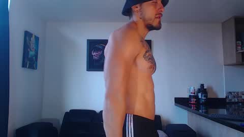 Snapshot of thomashoward31 chatting on February 2, 9:23 pm Thomas online show from February 2, 9:23 pm