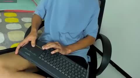 Snapshot of thommy_comp chatting on February 27, 7:44 am thommy comp online show from February 27, 7:44 am