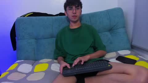 Snapshot of thommy_comp chatting on March 8, 4:56 am thommy comp online show from March 8, 4:56 am