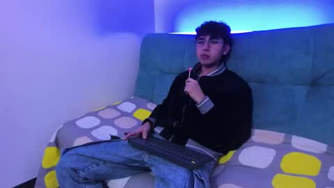 Snapshot of thommy_comp chatting on March 9, 3:22 am thommy comp online show from March 9, 3:22 am