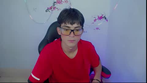 Snapshot of thommy_cute chatting on November 19, 1:27 am Thomas online show from November 19, 1:27 am