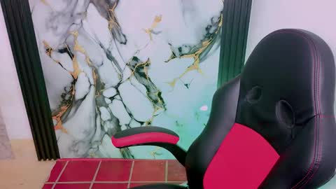 Snapshot of thommy_cute chatting on December 18, 9:54 pm Thomas online show from December 18, 9:54 pm