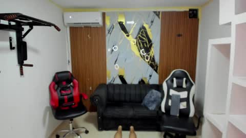 thomson_hot01 online show from April 10, 5:45 am